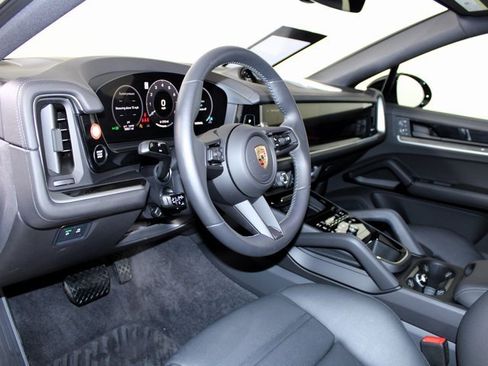 Certified 2024 Porsche Cayenne Coupe image 4