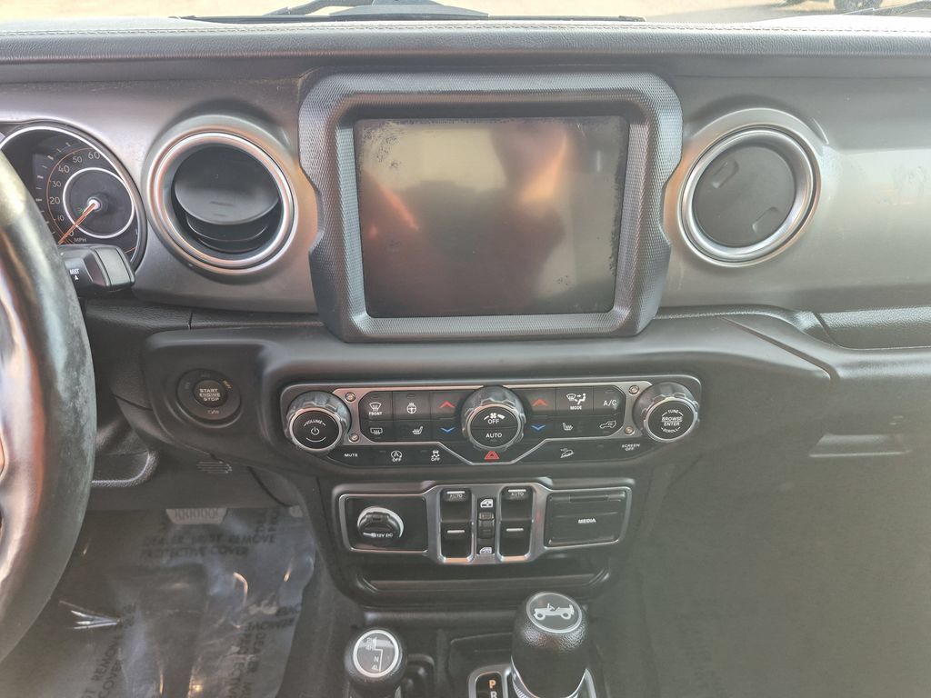 Used 2018 Jeep Wrangler Unlimited Sahara AWD/4WD image 9