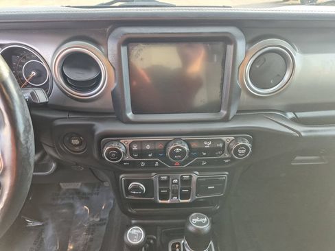 Used 2018 Jeep Wrangler Unlimited Sahara AWD/4WD image 9