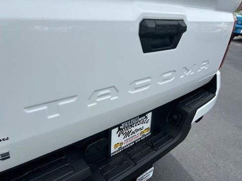 Used 2025 Toyota Tacoma SR5 AWD/4WD image 29