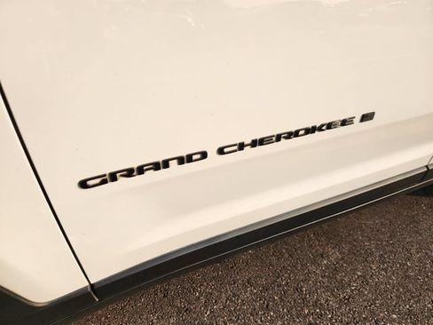 Used 2024 Jeep Grand Cherokee Limited w/ Black Appearance Package RWD image 8