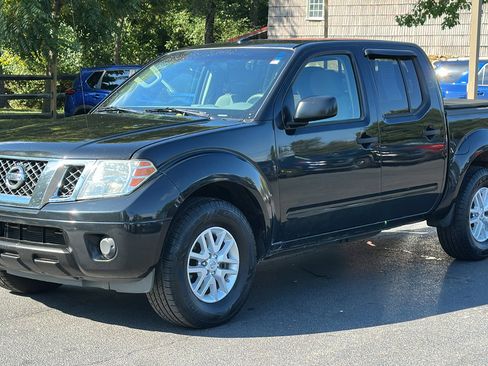 Used 2018 Nissan Frontier SV image 2