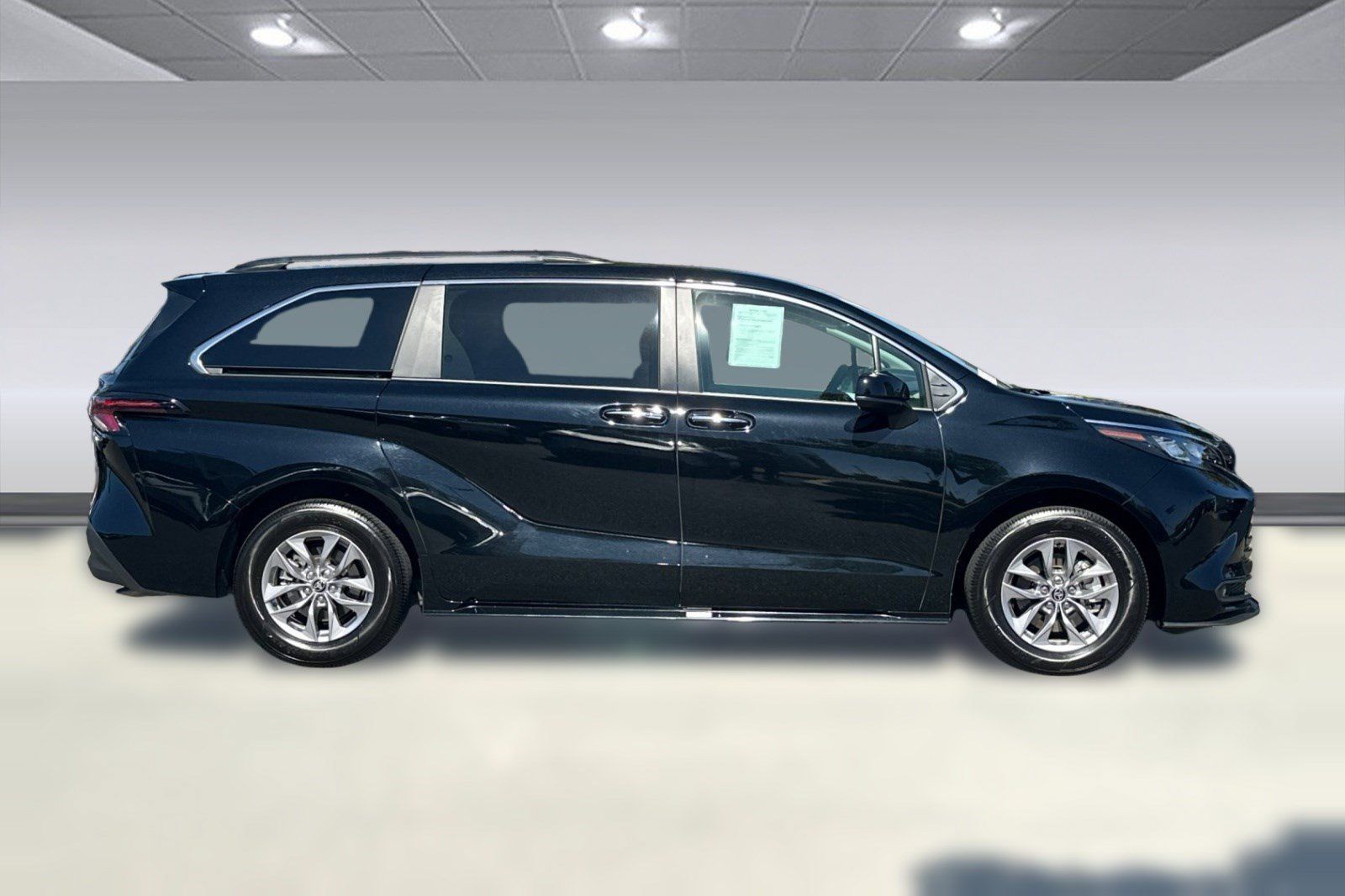 Used 2026 Toyota Sienna XLE FWD image 8