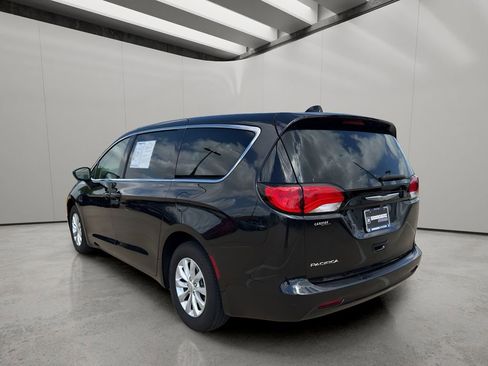 Used 2017 Chrysler Pacifica Touring w/ Tire & Wheel Group FWD image 3