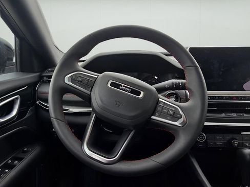 Used 2025 Jeep Compass Trailhawk image 23