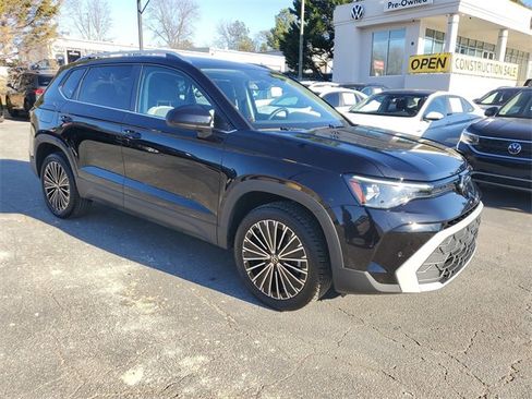 Certified 2025 Volkswagen Taos SE image 3