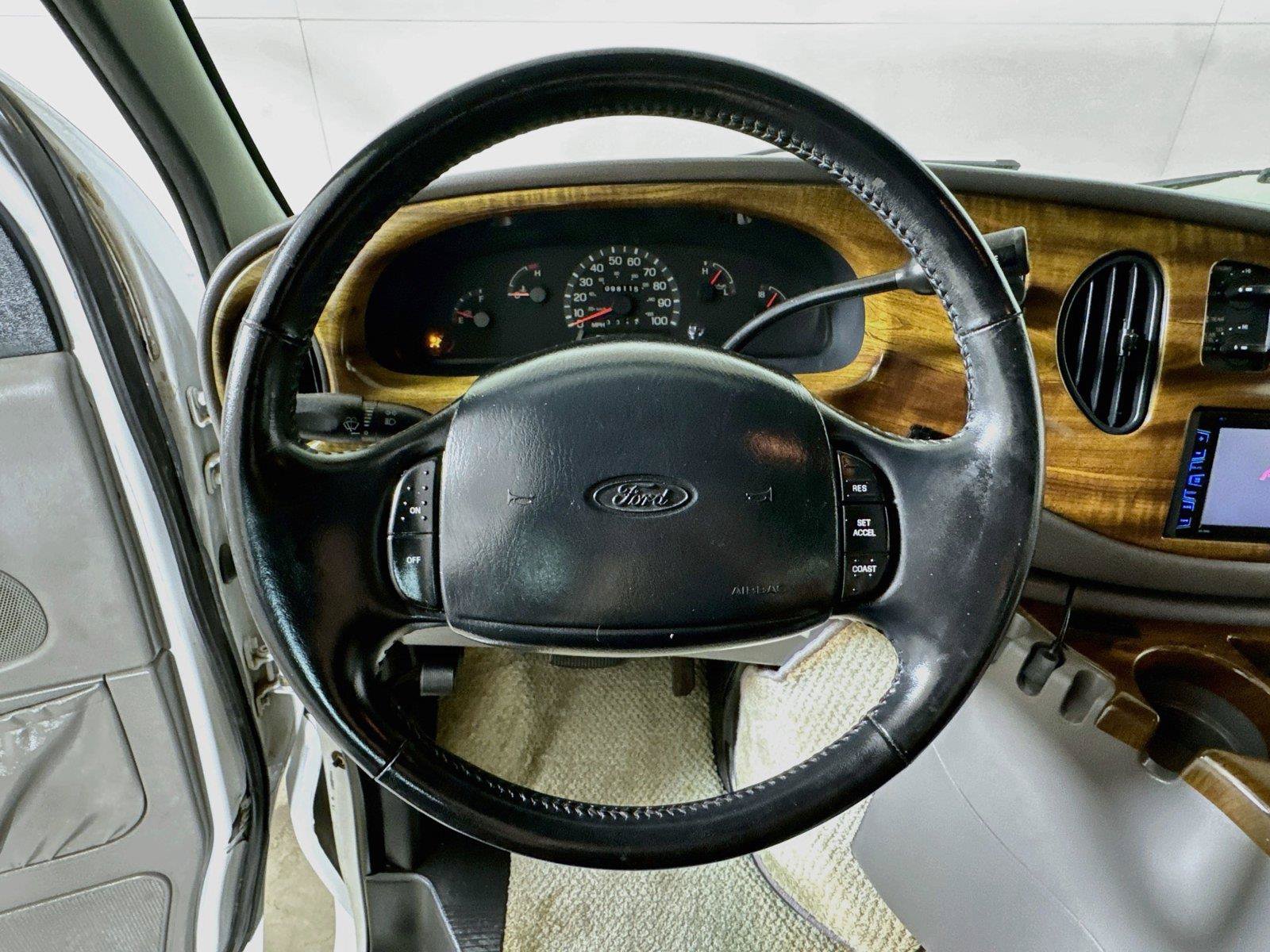 Used 2001 Ford E-150 and Econoline 150 RWD image 9