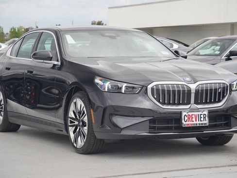 Used 2025 BMW i5 eDrive40i w/ Premium Package image 3