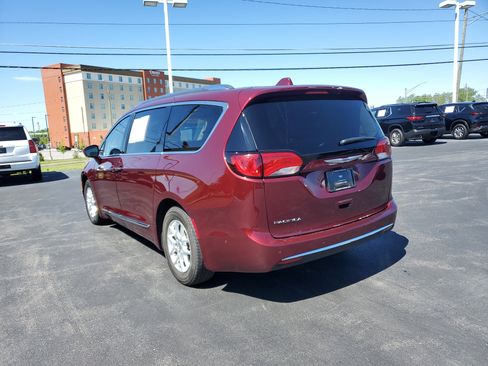 Used 2020 Chrysler Pacifica Touring-L w/ Advanced Safetytec Group FWD image 2