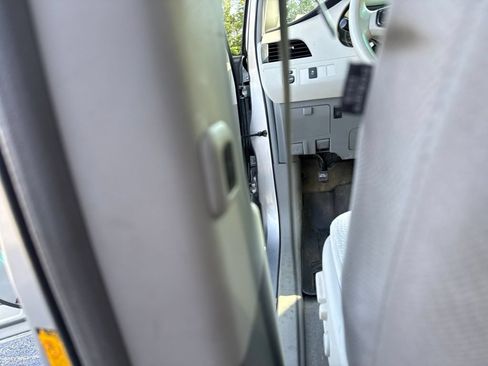 Used 2011 Toyota Sienna LE w/ Towing Pkg FWD image 15