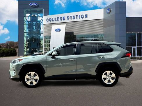 Used 2021 Toyota RAV4 XLE w/ Convenience Package FWD image 3