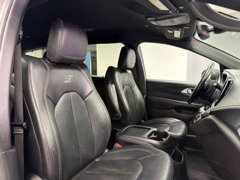 Used 2021 Chrysler Pacifica Touring-L w/ S Appearance Package FWD image 12