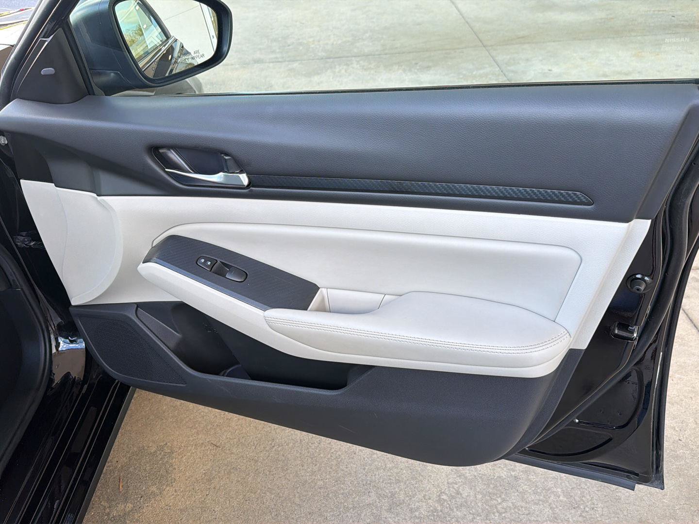 Used 2025 Nissan Altima 2.5 SV FWD image 14