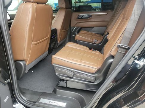 Used 2025 Chevrolet Tahoe High Country RWD image 3