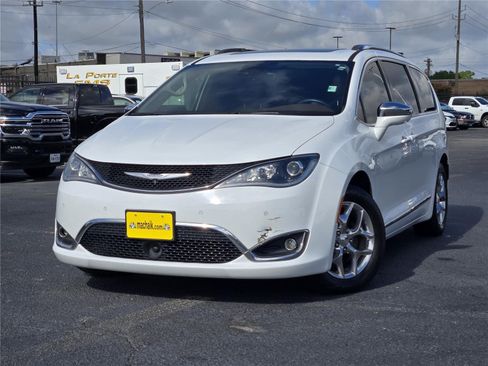 Used 2017 Chrysler Pacifica Limited FWD image 1