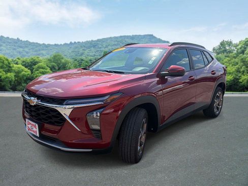 Used 2025 Chevrolet Trax LT w/ LT Convenience Package FWD image 23