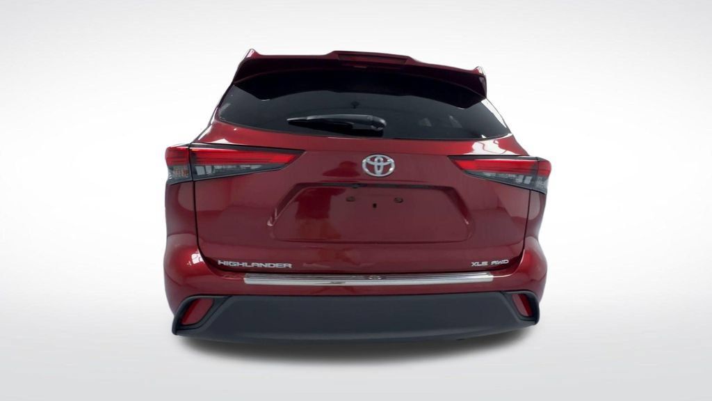 Used 2020 Toyota Highlander XLE AWD/4WD image 7