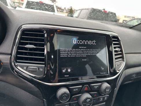 Used 2021 Jeep Grand Cherokee Laredo X image 9