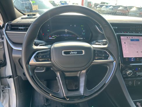 Used 2024 Jeep Grand Cherokee Overland w/ Advanced Protech Group III image 20