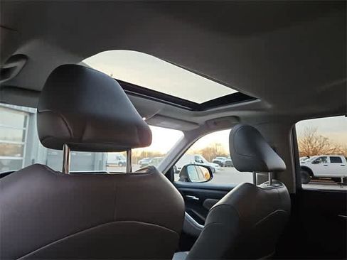 Used 2022 Toyota Highlander XLE image 23