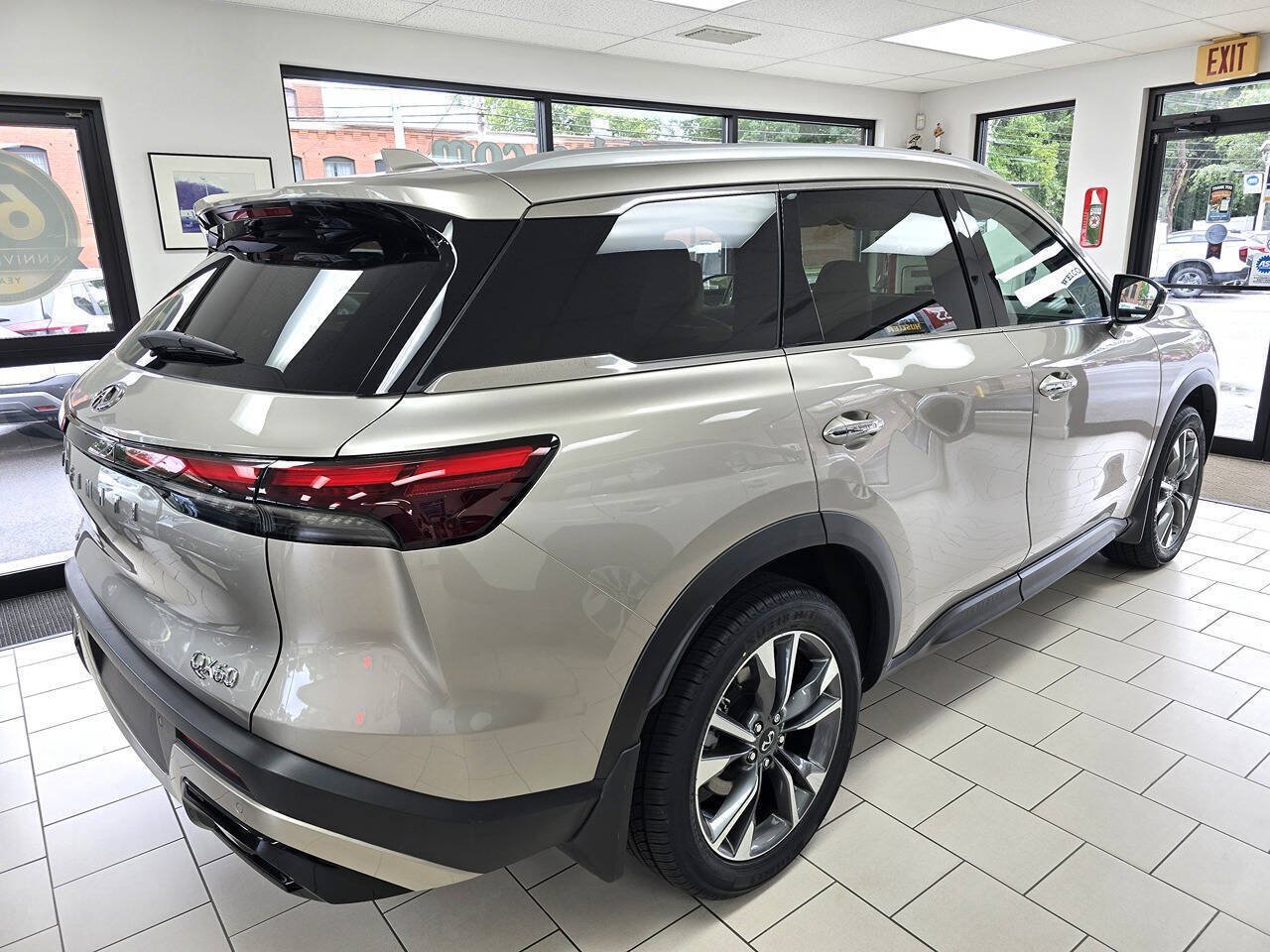 Used 2024 INFINITI QX60 Luxe w/ Performance Audio Package AWD/4WD image 4