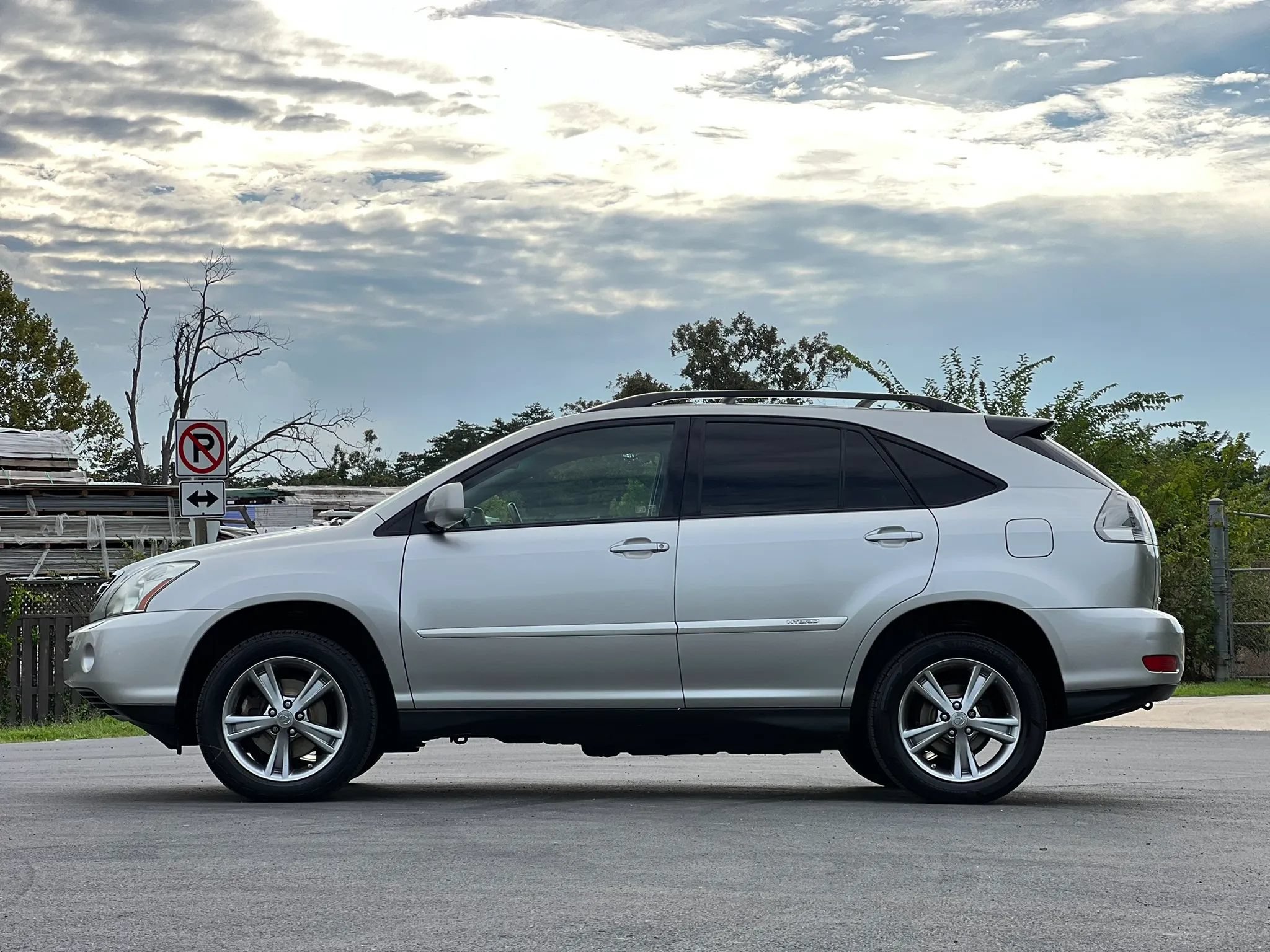 Used 2007 Lexus RX 400h AWD w/ Premium Plus Pkg image 2