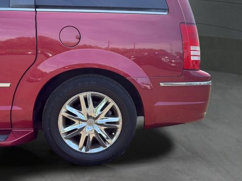 Used 2010 Chrysler Town & Country Limited w/ Trailer Tow Group FWD image 27