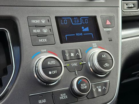 Used 2019 Toyota Sienna SE w/ SE Preferred Package FWD image 21