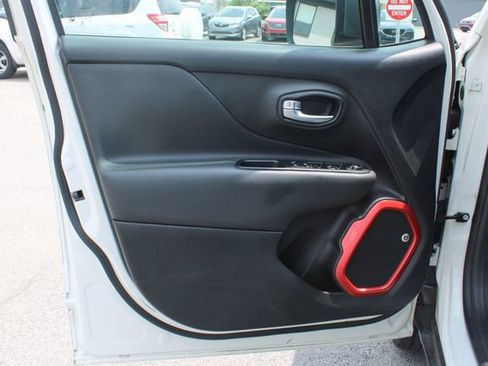 Used 2017 Jeep Renegade Trailhawk w/ Premium Trailhawk Package AWD/4WD image 10