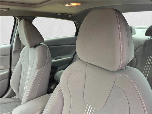 Used 2022 Hyundai Elantra SEL w/ Convenience + Premium Package FWD image 16