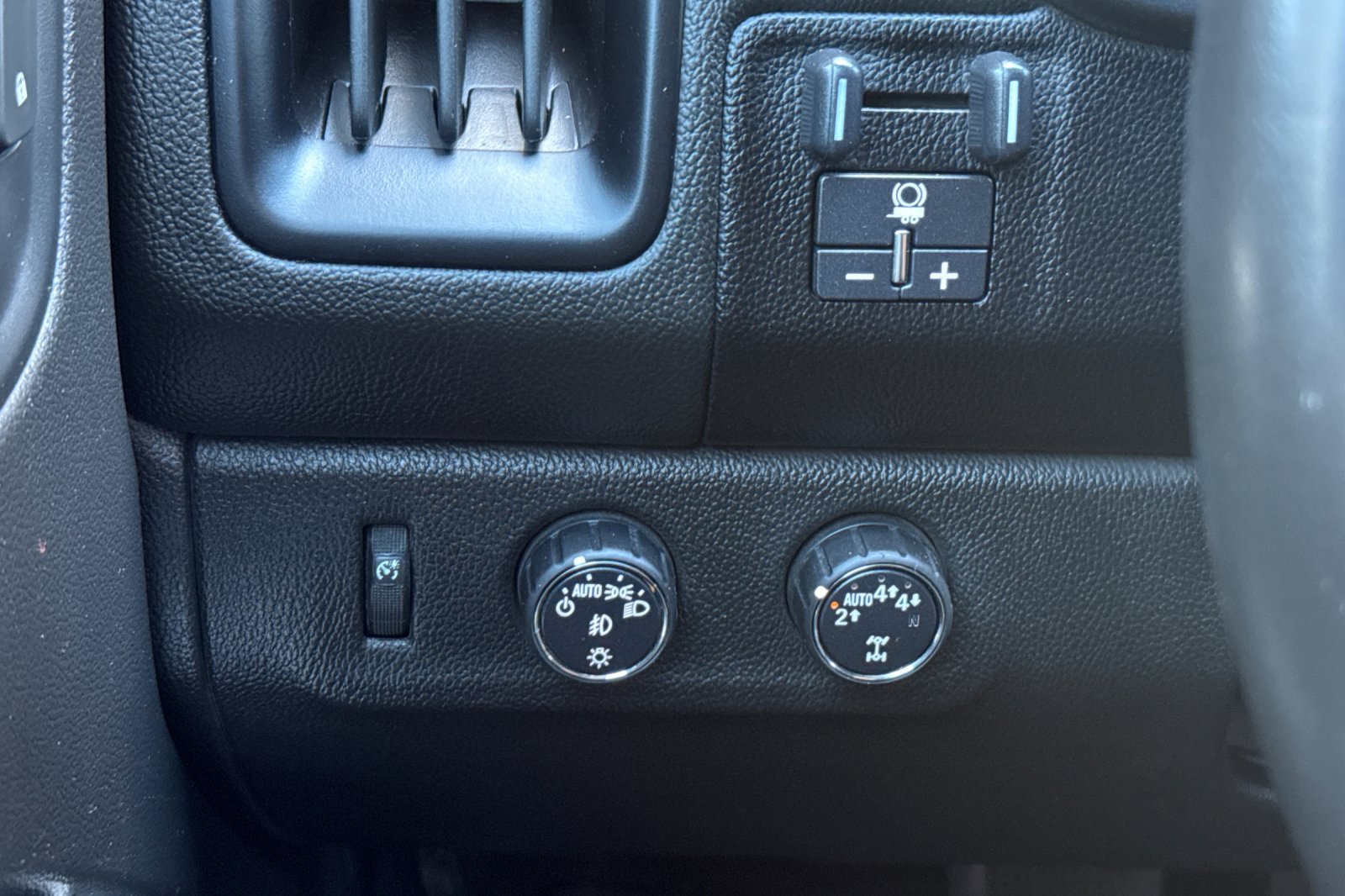 Used 2018 Chevrolet Colorado LT w/ LT Convenience Package AWD/4WD image 39