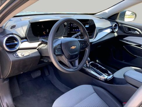 Used 2025 Chevrolet Trax LT FWD image 17