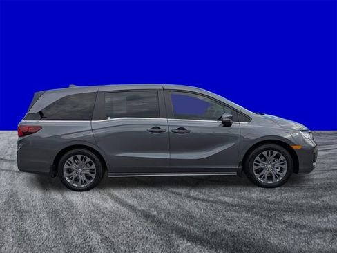 Used 2025 Honda Odyssey Touring image 3