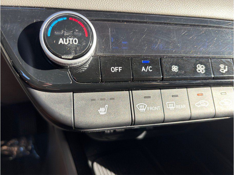 Used 2025 Hyundai Elantra SEL FWD image 29