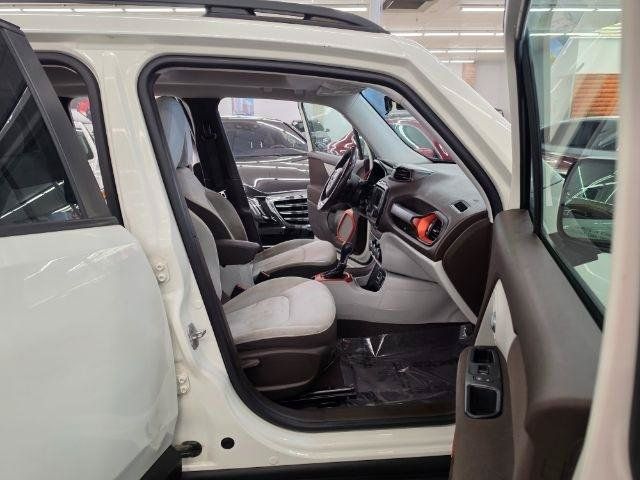 Used 2016 Jeep Renegade Latitude FWD image 10