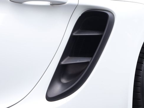 Used 2018 Porsche 718 Cayman RWD image 34