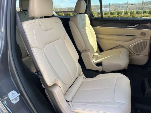 Used 2024 Jeep Grand Cherokee L Limited w/ Luxury Tech Group II image 23