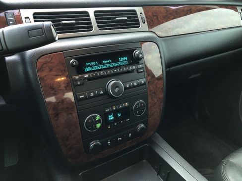 Used 2013 Chevrolet Avalanche LT image 19