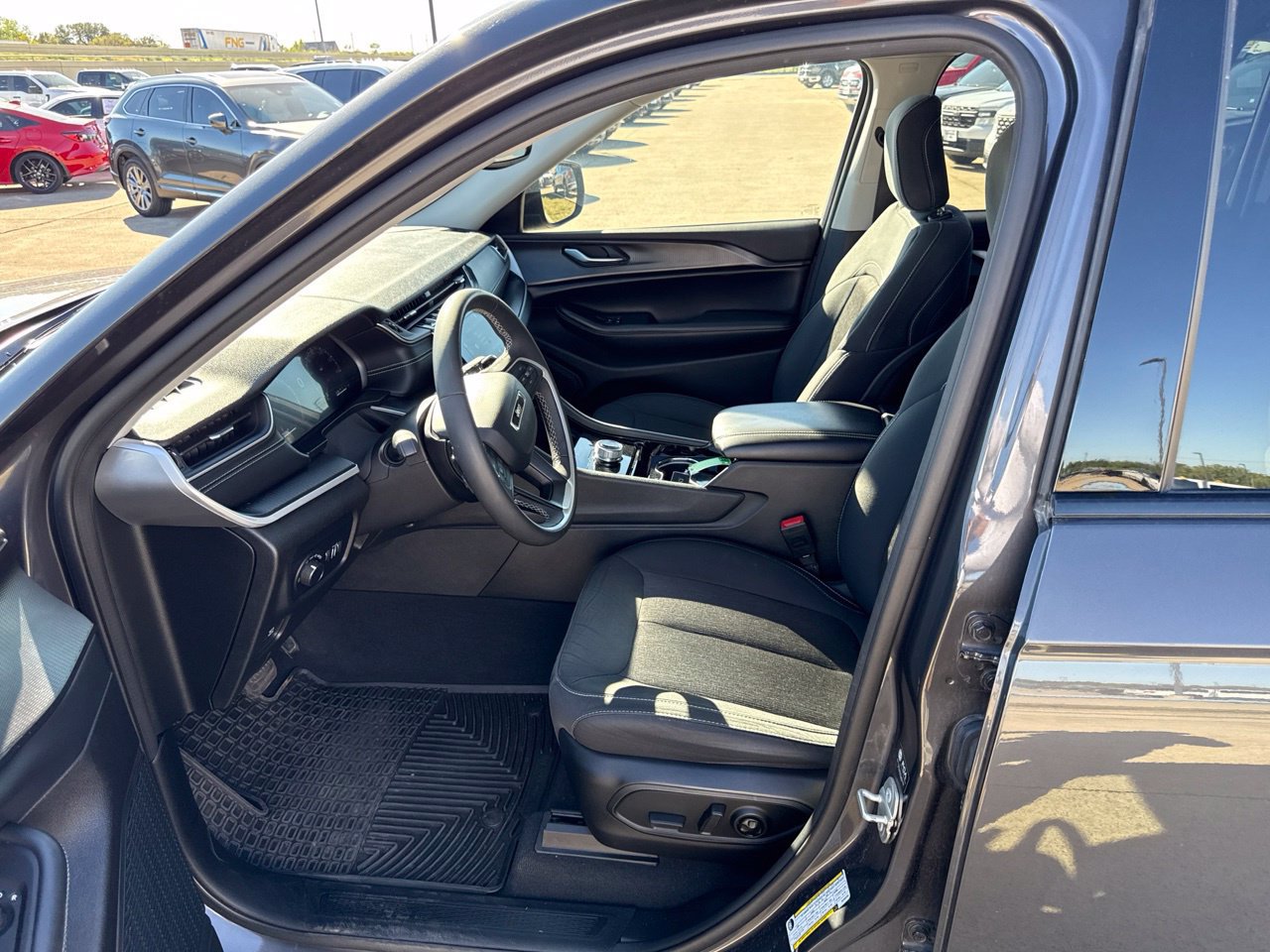 Used 2023 Jeep Grand Cherokee Laredo AWD/4WD image 19