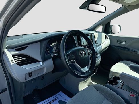 Used 2019 Toyota Sienna LE FWD image 9