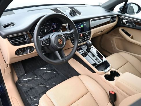 Certified 2023 Porsche Macan AWD/4WD image 4