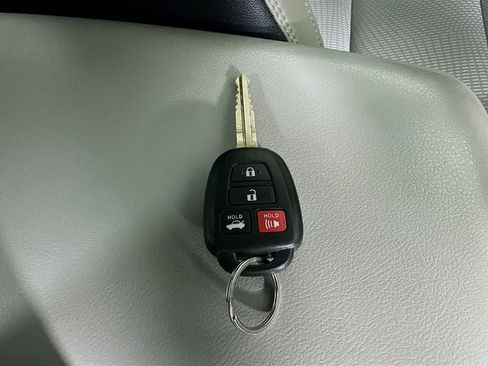 Used 2017 Toyota Camry SE w/ Moonroof Package image 39