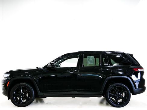 Used 2023 Jeep Grand Cherokee Altitude AWD/4WD image 6