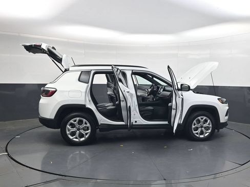 Used 2025 Jeep Compass Latitude AWD/4WD image 42