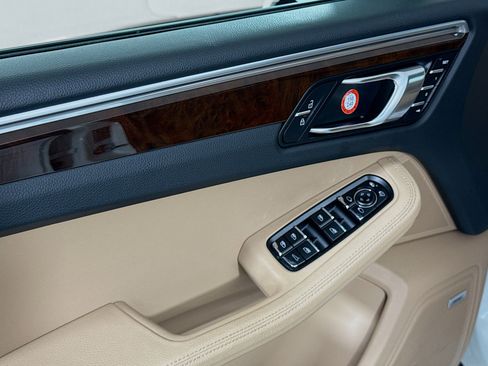 Certified 2021 Porsche Macan image 11