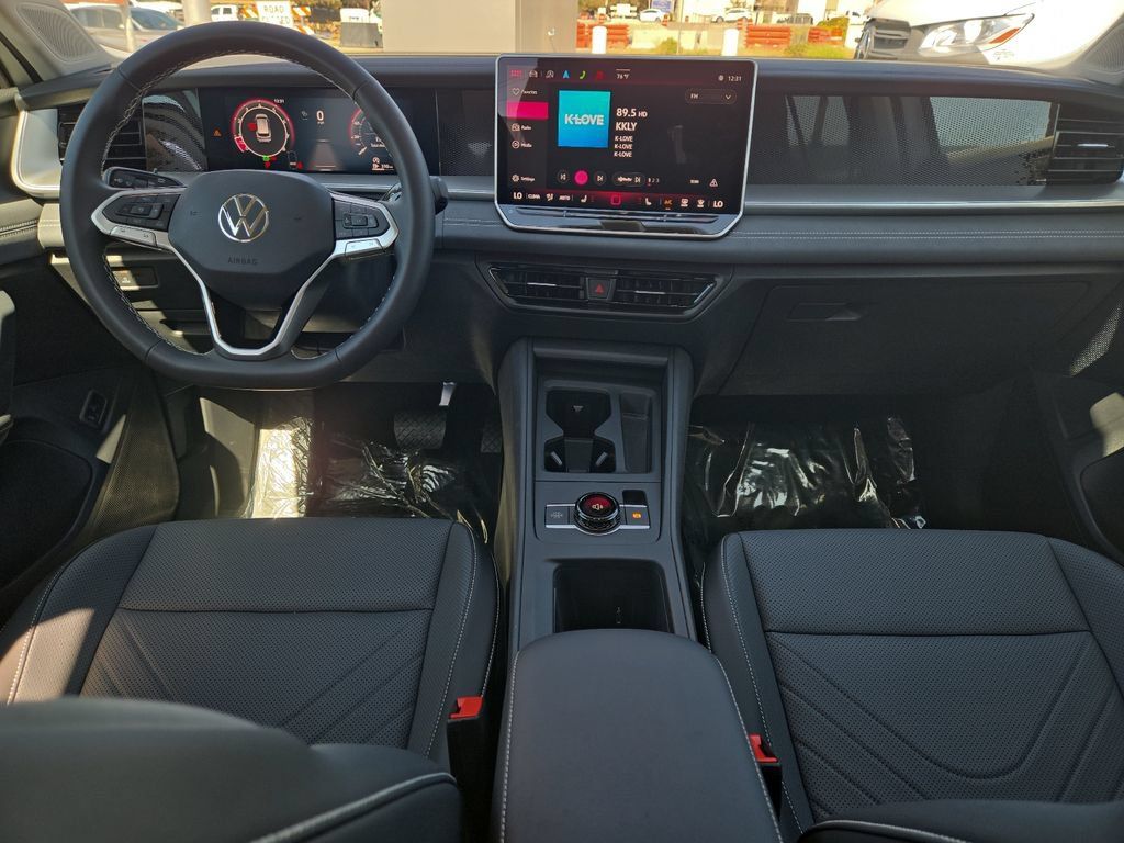 Certified 2025 Volkswagen Tiguan SE FWD image 17