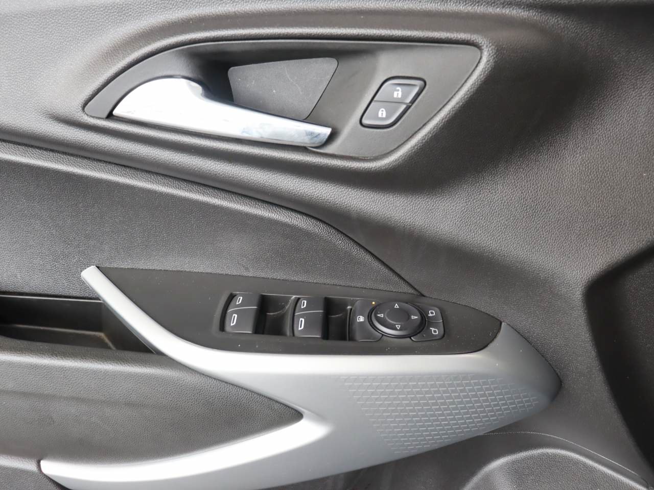 Used 2025 Chevrolet Trax LS FWD image 14