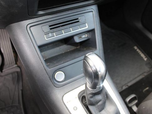 Used 2017 Volkswagen Tiguan S image 17