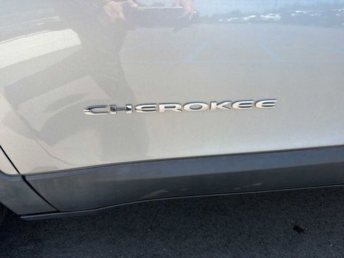 Used 2016 Jeep Cherokee Latitude w/ Cold Weather Group AWD/4WD image 3