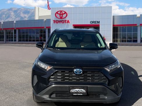 Used 2021 Toyota RAV4 LE AWD/4WD image 2